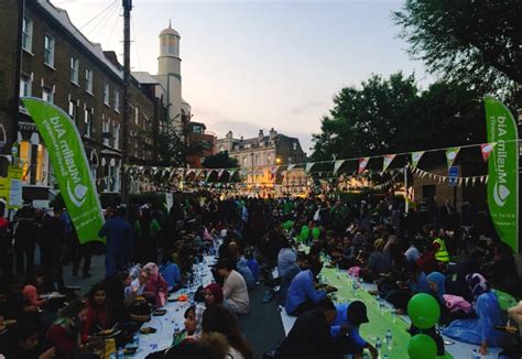 In Pictures: 2000 People Attend Street Iftar Outside Finsbury Park ...