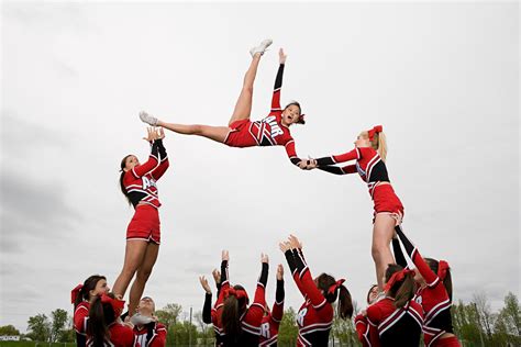 The Main Elements of a Cheerleading Competition Routine