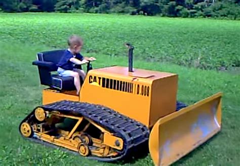 Toddler operates his Cat D8 homemade mini dozer like a boss | Equipment ...