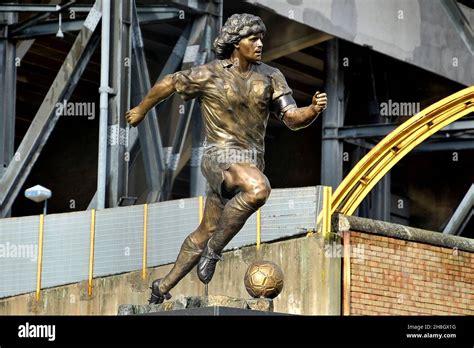 Giant statue of Diego Armando Maradona created and donated to the city ...