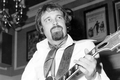 Duane Eddy, pioneering ‘Peter Gunn’ guitarist, dies aged 86