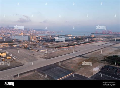 Skyline and sky airport hi-res stock photography and images - Alamy