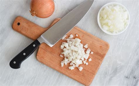 A Step-by-Step Guide to Cutting a Minced Onion