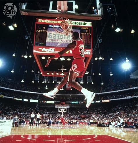 Ruslið: Michael Jordan 1988 All-Star Slam Dunk Contest - Semifinals Dunk 3