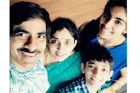 Ravi Teja shares a cute Family Selfie