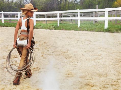 Beyonce | Beyonce photoshoot, Cowgirl costume, Beyonce