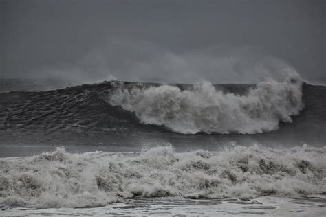 hurricane irene ocean wave | A large ocean wave crumbles to … | Flickr