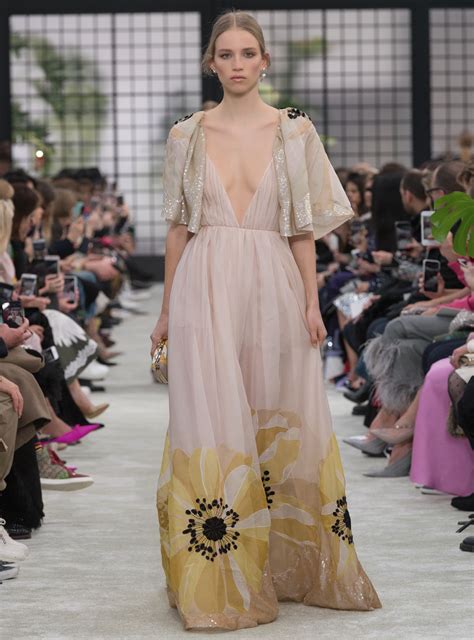 the Maison Valentino official site | Frocks and gowns, Fashion show ...