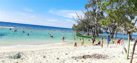 FOTO Pantai Pasir Putih Kembali Ramai