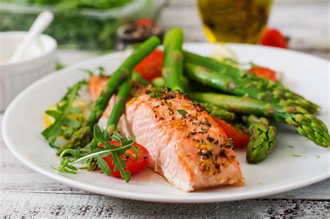 » SALMÓN AL HORNO CON COSTRA DE ALMENDRAS Y GUARNICIÓN DE VERDURAS