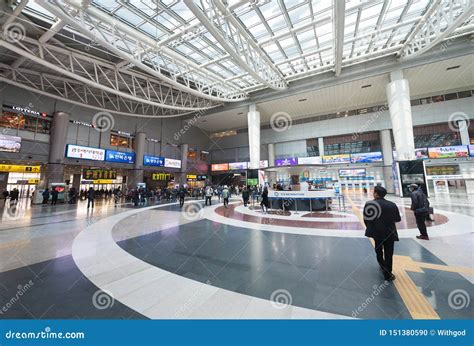 Yongsan Railway Station in Seoul Editorial Image - Image of commuter ...