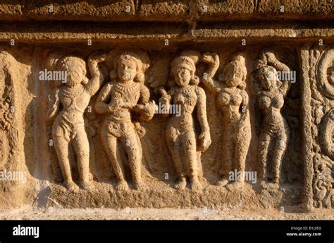 Sculptures on the wall of the outer prakaram of a temple, Airavatesvara ...