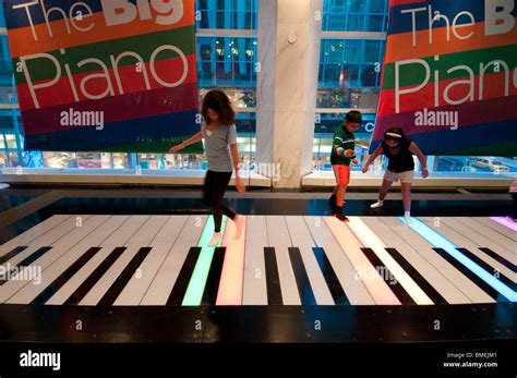 Tom hanks big piano hi-res stock photography and images - Alamy