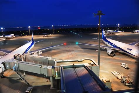 Haneda Airport Terminal 2 Night View | Blue and red lights a… | Flickr