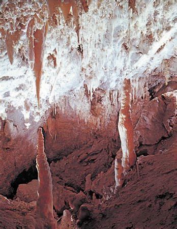 Stalactite and stalagmite | Cave formations, Limestone caves ...