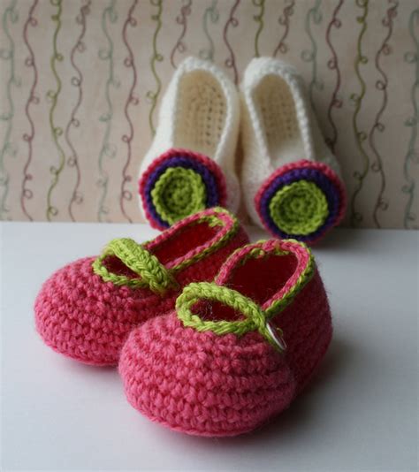 Ravelry: Flower baby shoes (107) pattern by Luz Mendoza