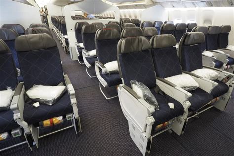 American Airlines Will Begin Offering Free Alcohol As Main Cabin Extras ...