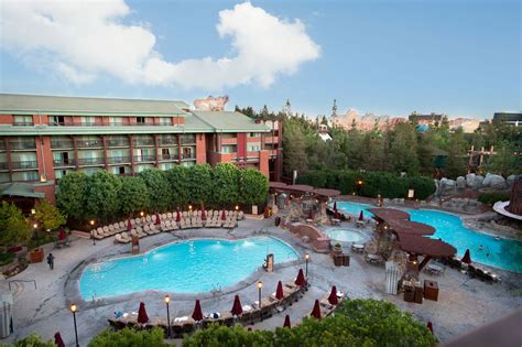 All of the Magical Reasons to Stay at a Disneyland Resort Hotel ...