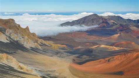 The volcanic landscape of Haleakalā National Park crater, Maui, Hawaii ...