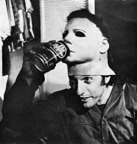 Nick Castle (Michael Myers) filming "Halloween" - 1978 : r/OldSchoolCool