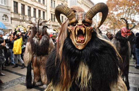 Ác quỷ Krampus dọa trẻ con (Áo, Đức)