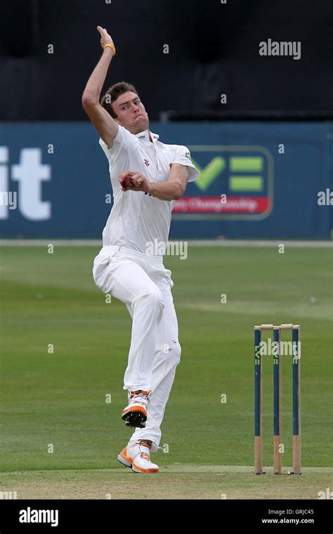 Reece Topley in bowling action for Essex - Essex CCC vs Yorkshire CCC ...