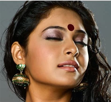 11 Gorgeous New Bindi Designs To Doll Up | Bridal Bindi Designs ...