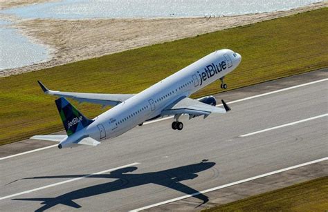 The Airbus A321 vs A320 - What Plane Is Best? - Simple Flying