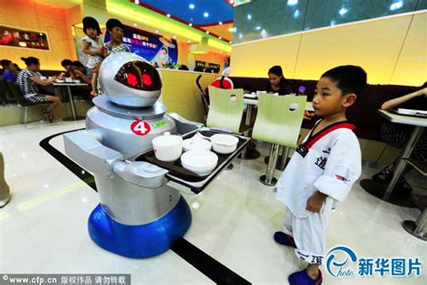 China's Largest Robot Restaurant is Crawling with WALL-E-Style Waiters ...