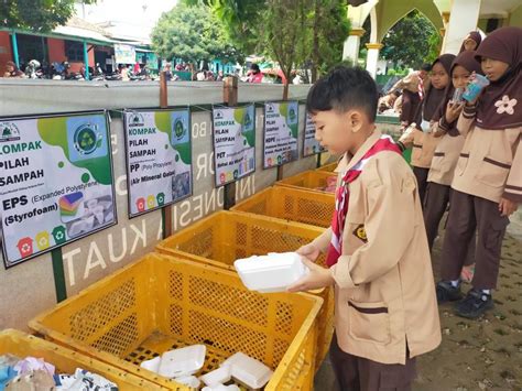 Siswa SD S Terpadu Bina Ilmu Ramai-Ramai Kompak Pilah Sampah ...