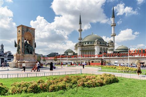 Taksim Square in Istanbul - Guide to the Area With Things to Do