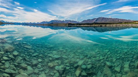 Lake Tekapo (Takapō) on South Island of New Zealand | Windows Spotlight ...