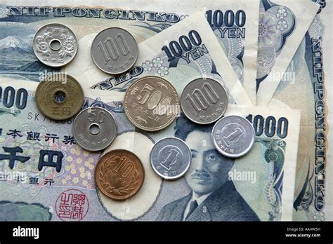 Japanese yen notes and coins hi-res stock photography and images - Alamy