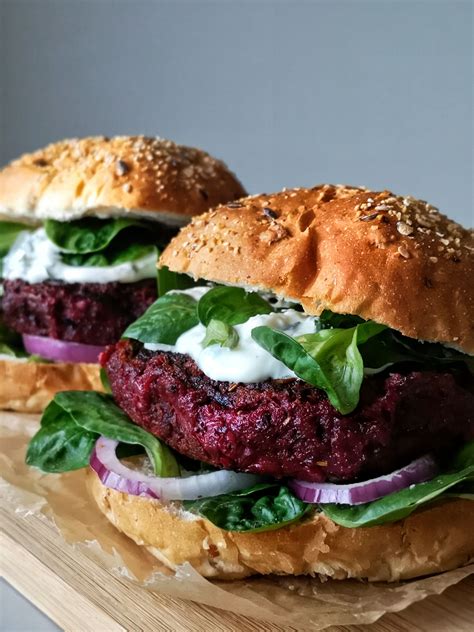 Bietenburger van rauwe rode bieten met yoghurt saus | Recept ...