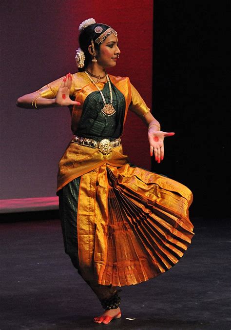 Bharatanatyam Many Dancers