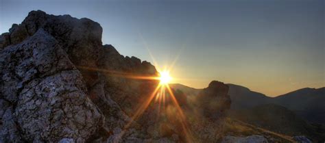 colorado-rocky-mountains-national-park-sunrise-above-the-rocks - NAJIT