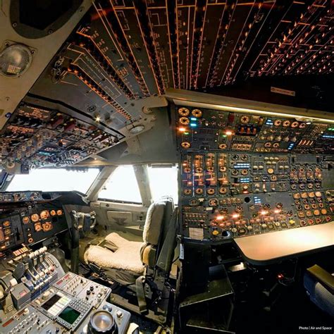 747 cockpit. | Boeing 747 cockpit, Cockpit, Helicopter cockpit