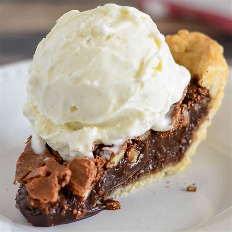 Chocolate Pecan Pie {EASY + Delicious} | Lil' Luna