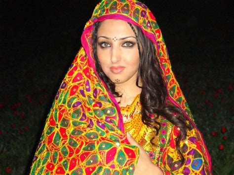 Afghan traditional dress represented by Seeta Qaseemi afghan famous ...