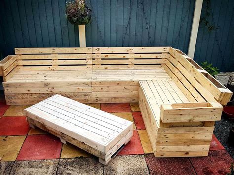 Pallet Corner Sofa and Table Set | 101 Pallets