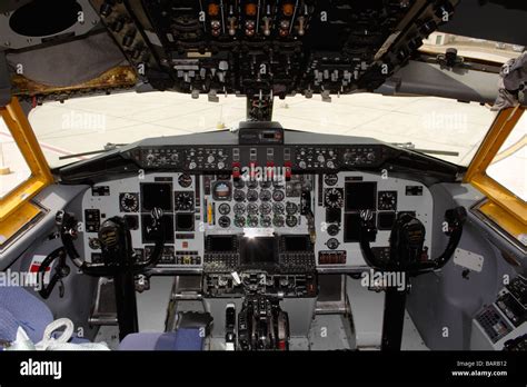 Il USAF Boeing KC-135R Stratotanker cockpit Foto stock - Alamy