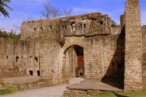 Travel guide to the largest fort in Himalayas : Kangra Fort in Himachal ...