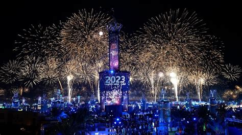 Abu Dhabi 2023 New Year’s Eve fireworks set world records - Arabian ...