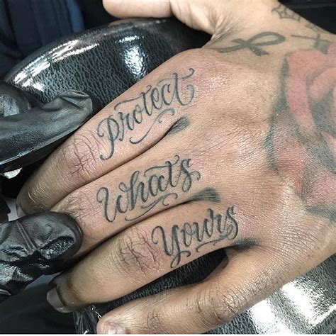 A imagem pode conter: uma ou mais pessoas e close-up | Knuckle tattoos ...