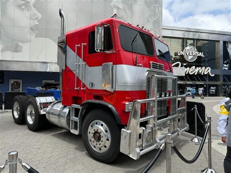 Transformers Display Debuts in CityWalk at Universal Studios Hollywood ...