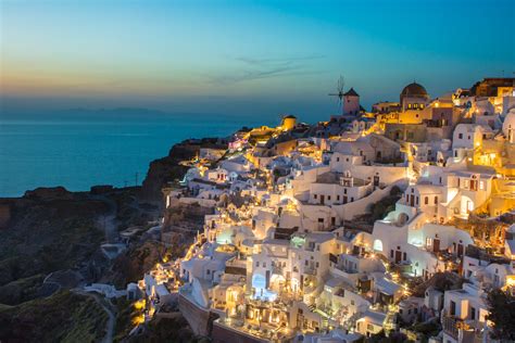 Explore the town of Oia - a full guide - Footsteps to Santorini