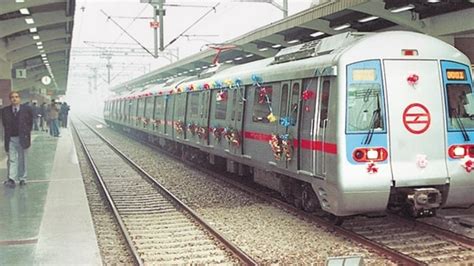 On 20th anniversary of Delhi Metro, commuters given ride on first train ...