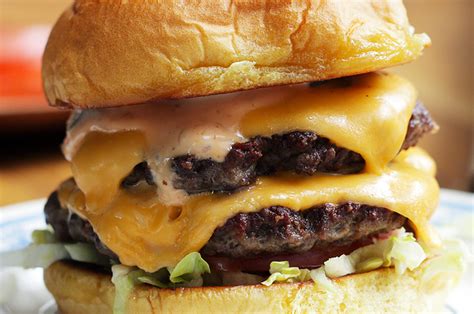 You're Going To Fall In Love With This Insanely Flavorful Cheeseburger