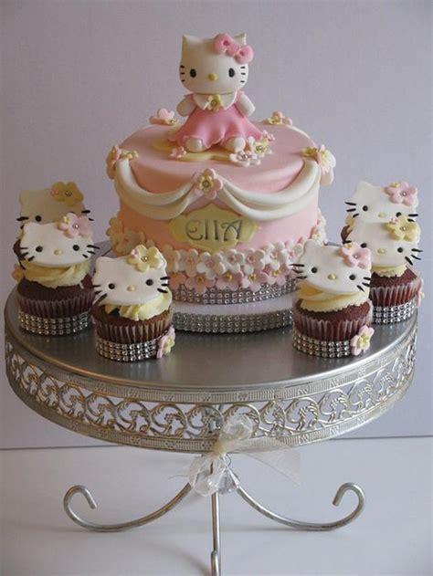 Hello Kitty cake and cupcakes! - Decorated Cake by Sandra - CakesDecor