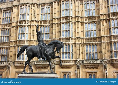 Statue of King Richard I of England in London Stock Photo - Image of ...